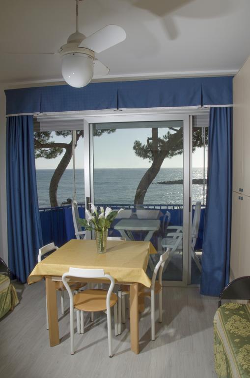 Residence Costa Templada Βεντιμίλια Δωμάτιο φωτογραφία